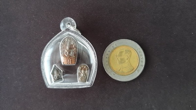 ปรกใบมะขามครูบาอินโทปี44+ปรกใบมะขามหลวงพ่อเชื้อปี19+ยอดขุนพลจิ๋วหลวงพ่อสาคร สวยเดิมพร้อมเลี่ยมห้อย