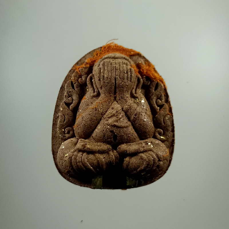 ปิดตา กนกข้าง "บูชาครู" หลวงพ่อนงค์ วัดบางน้ำชน ฝั่งธนบุรี จ.กรุงเทพ ปี 2565 เนื้อผงสีชานหมาก อัดแน