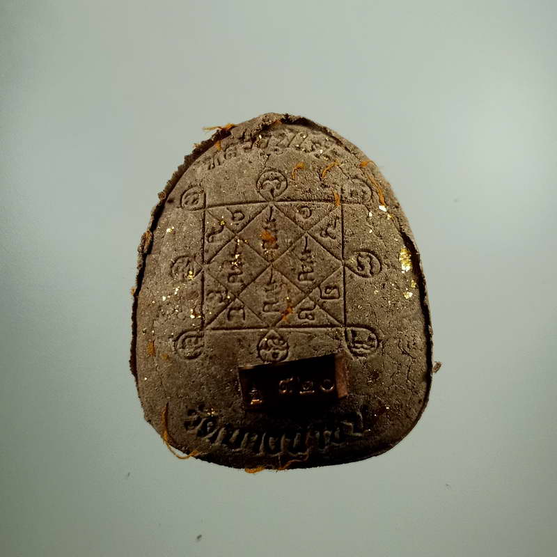 ปิดตา กนกข้าง "บูชาครู" หลวงพ่อนงค์ วัดบางน้ำชน ฝั่งธนบุรี จ.กรุงเทพ ปี 2565 เนื้อผงสีชานหมาก อัดแน