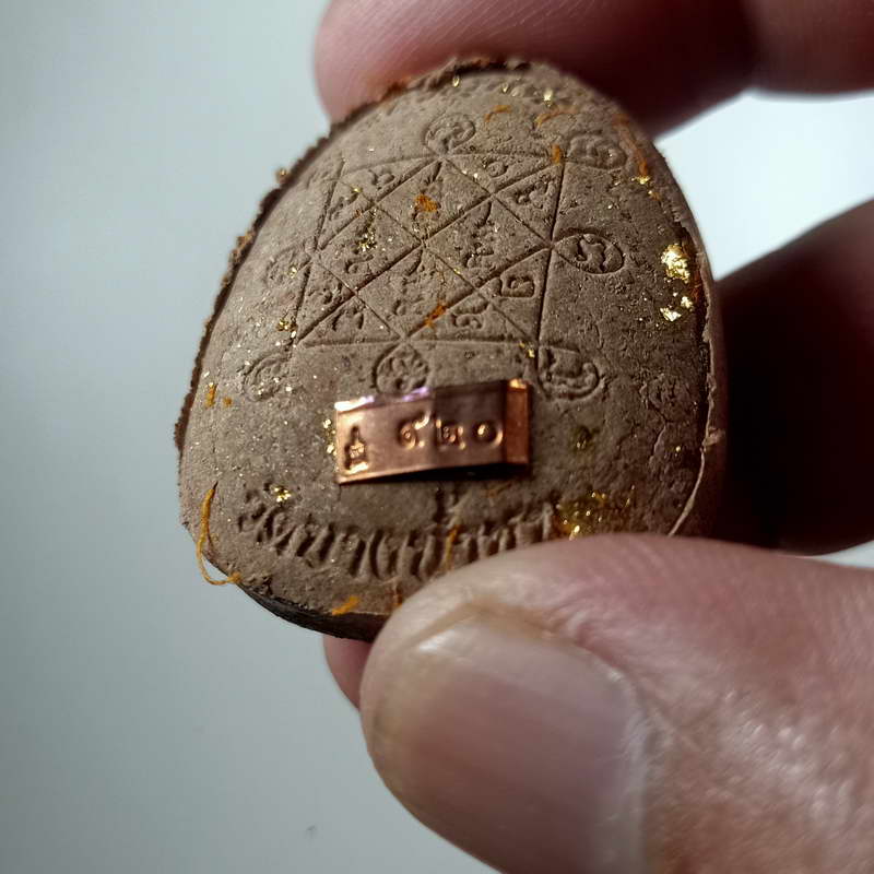 ปิดตา กนกข้าง "บูชาครู" หลวงพ่อนงค์ วัดบางน้ำชน ฝั่งธนบุรี จ.กรุงเทพ ปี 2565 เนื้อผงสีชานหมาก อัดแน