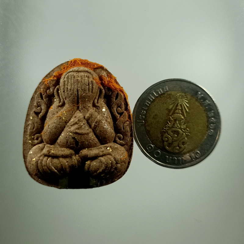 ปิดตา กนกข้าง "บูชาครู" หลวงพ่อนงค์ วัดบางน้ำชน ฝั่งธนบุรี จ.กรุงเทพ ปี 2565 เนื้อผงสีชานหมาก อัดแน