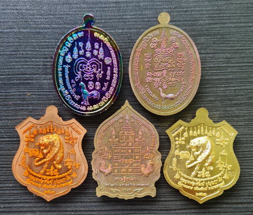 เคาะแรกแดง..คละรุ่น คละเนื้อ ชุดที่ ๓..รวม ๕ เหรียญ..ลพ.พัฒน์ วัดห้วยด้วน จ.นครสวรรค์ / จัดส่ง ems