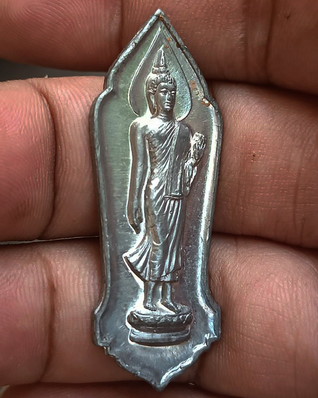 2.พระลีลา 25 พุทธศตวรรษ เนื้อชิน พิมพ์สังฆาฏิจุด