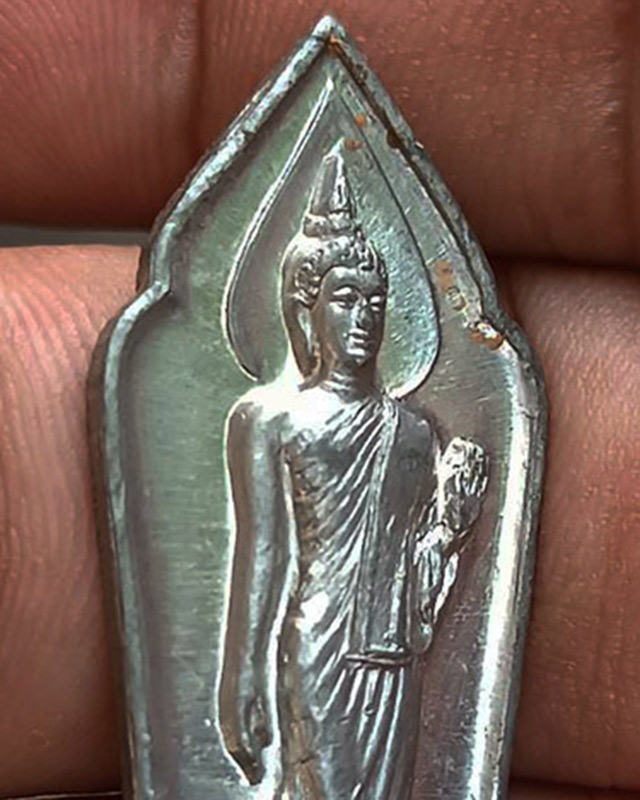 2.พระลีลา 25 พุทธศตวรรษ เนื้อชิน พิมพ์สังฆาฏิจุด