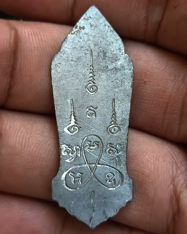 2.พระลีลา 25 พุทธศตวรรษ เนื้อชิน พิมพ์สังฆาฏิจุด