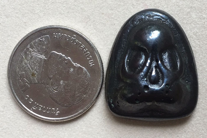 พระปิดตาหลังลายผ้า เนื้อโลหะ ไม่ทราบเกจิ