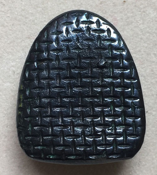 พระปิดตาหลังลายผ้า เนื้อโลหะ ไม่ทราบเกจิ