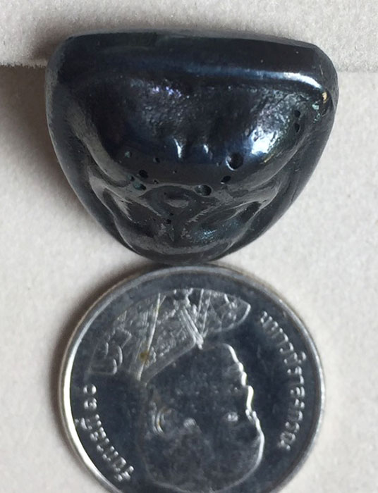 พระปิดตาหลังลายผ้า เนื้อโลหะ ไม่ทราบเกจิ