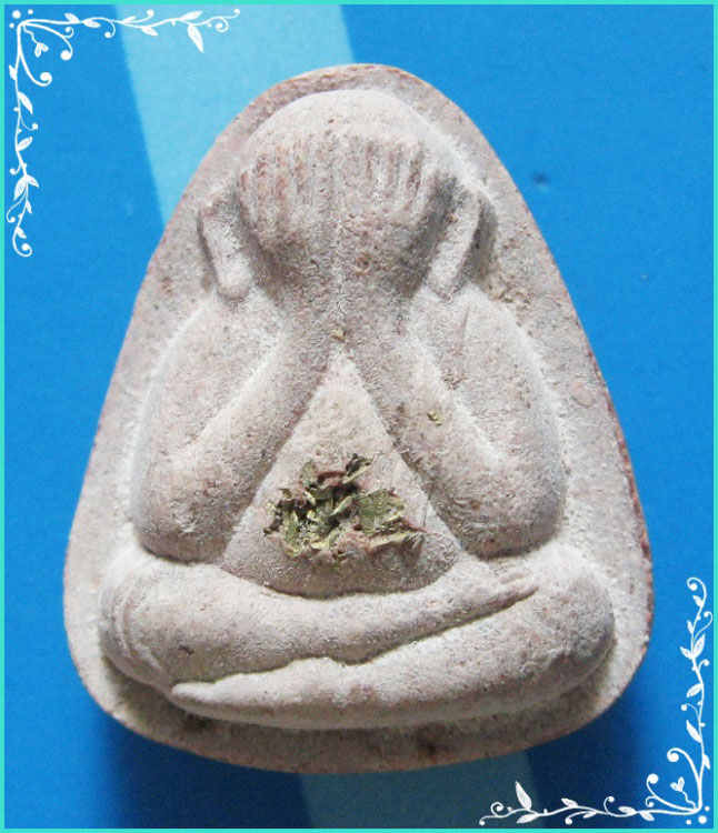 ..วัดอินทาราม สค. พระปิดตามหาลาภ เนื้อผงเก่าๆ เนื้อผงผสมชานหมาก หลังยันต์ โรยมงตะไบ..