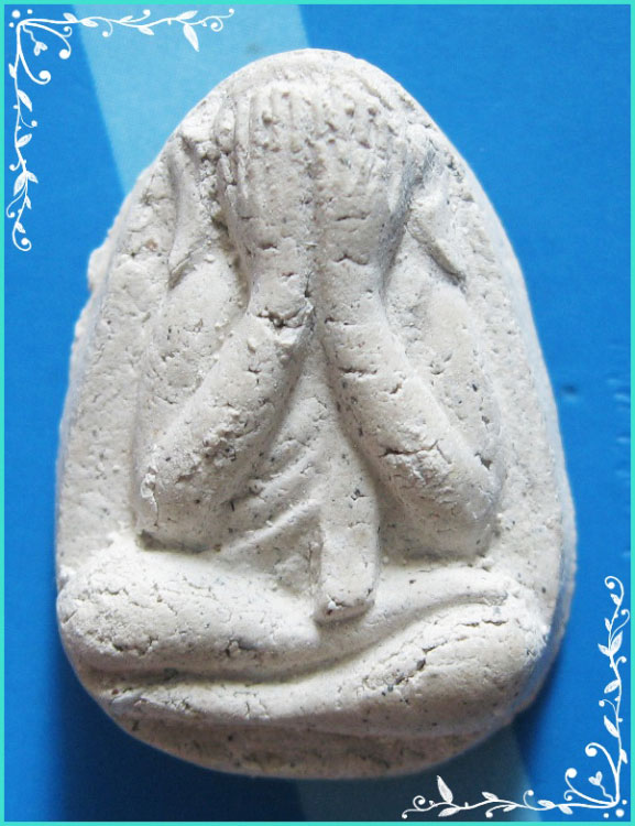 ..ลป.เย็น วัดสระเปรียญ ชน. พระปิดตามหาลาภ เนื้อผงเก่าๆ หลังยันต์ พ.พ่อ พิมพ์เล็ก..