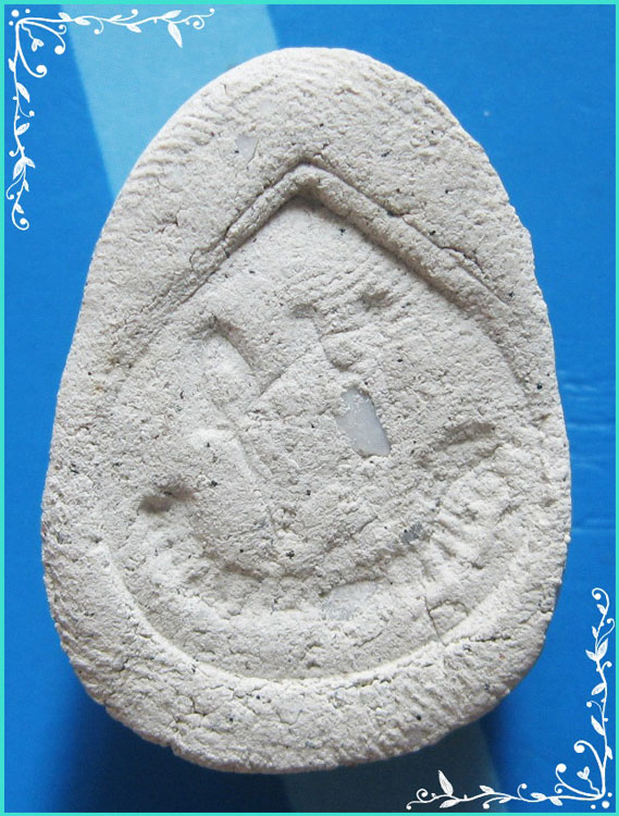 ..ลป.เย็น วัดสระเปรียญ ชน. พระปิดตามหาลาภ เนื้อผงเก่าๆ หลังยันต์ พ.พ่อ พิมพ์เล็ก..