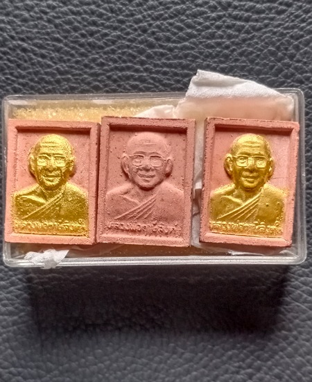 พระเนื้อผง พิมพ์สมเด็จองค์ปฐมพุทธเจ้า หลังหลวงพ่อฤาษีลิงดำ วัดท่าซุง อุทัยธานี เคาะเดียว