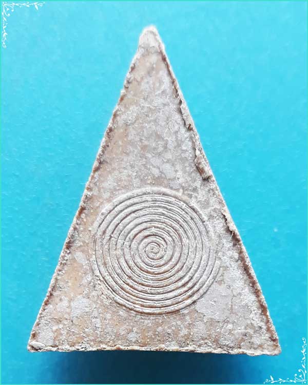 ..พระพุทธนิมิต วัดหน้าพระเมรุ พระพิมพ์สามเหลี่ยม เต็มองค์ เนื้อผงเก่าๆ หลังยันต์..