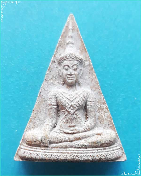 ..พระพุทธนิมิต วัดหน้าพระเมรุ พระพิมพ์สามเหลี่ยม เต็มองค์ เนื้อผงเก่าๆ หลังยันต์..