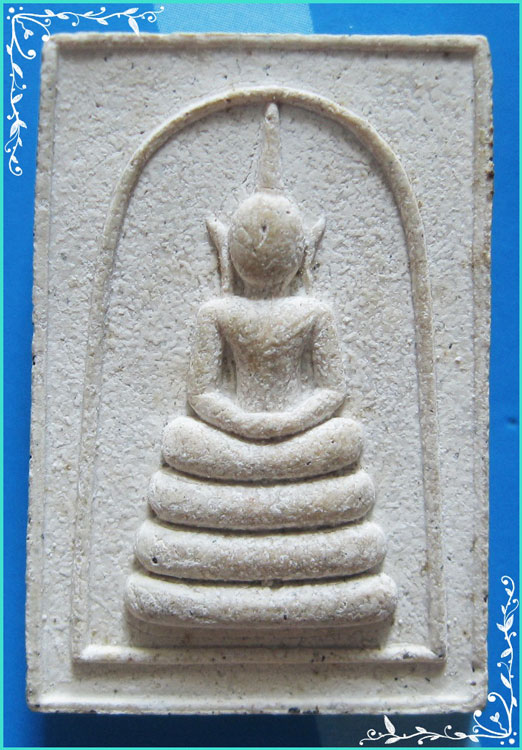 ..ลพ.ก้าน วัดห้วยใหญ่ ชบ. พระสมเด็จ พิมพ์สามชั้น เนื้อผงเก่าๆ หลังรูป รุ่น เสาร์ห้า ปี 36..