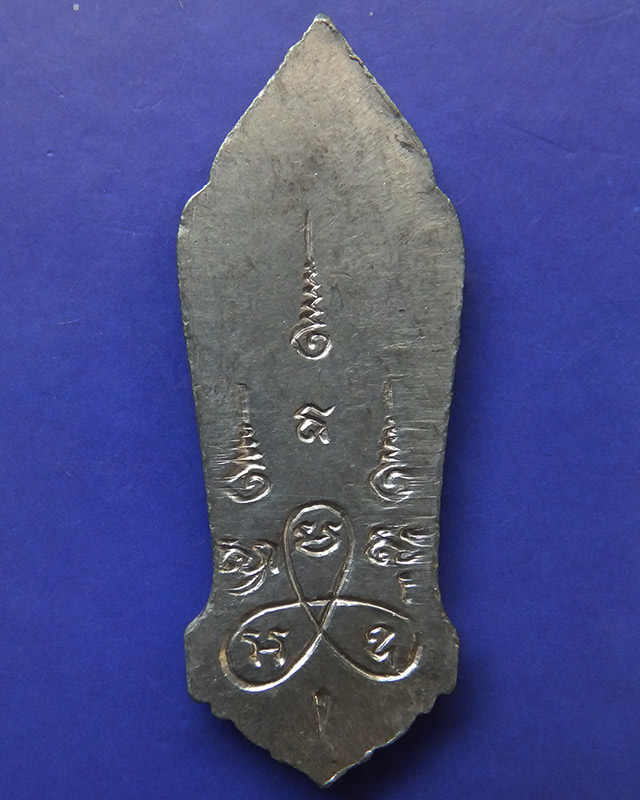 6.พระลีลา 25 พุทธศตวรรษ เนื้อชิน พิมพ์หางหงส์ มีเขี้ยว