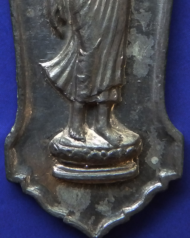 6.พระลีลา 25 พุทธศตวรรษ เนื้อชิน พิมพ์หางหงส์ มีเขี้ยว