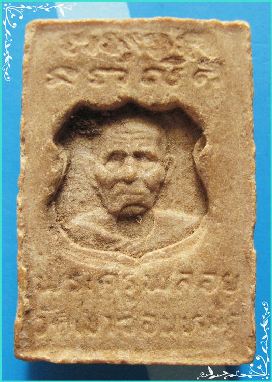 ..ลพ.พลอย วัดเขาซ่อนหม้อ สพ. พระพุทธมงคล เนื้อผงเก่าๆ หลังรูป ปี 24..