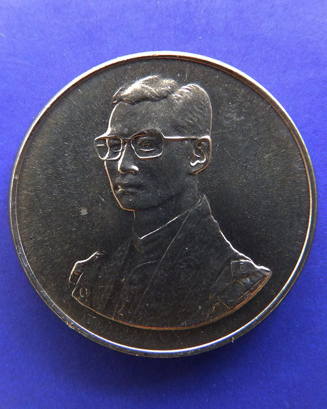 7.เหรียญในหลวง ที่ระลึกเดินการกุศลเทิดพระเกียรติ 5 ธ.ค. 2527 ขนาด 2 ซ.ม. กองทัพบก ซองเดิม