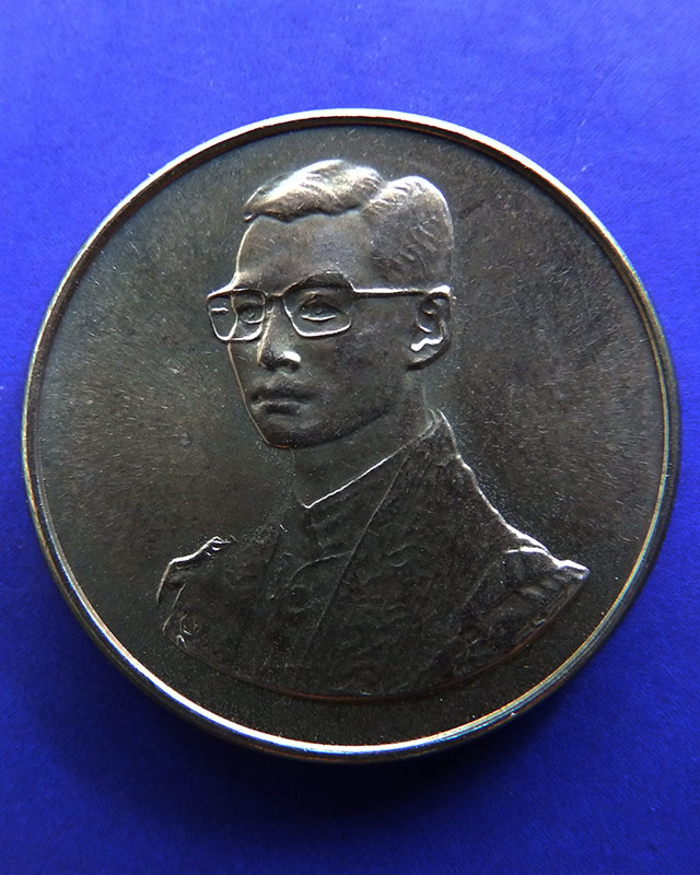 9.เหรียญในหลวง ที่ระลึกเดินการกุศลเทิดพระเกียรติ 5 ธ.ค. 2527 ขนาด 2 ซ.ม. กองทัพบก ซองเดม