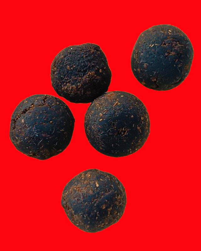 พร้อมกัน 5 เม็ด ลูกอมผงยาวาสนา หลวงปู่เจือ ปิยสีโล วัดกลางบางแก้ว จ.นครปฐม ขนาดประมาณ 0.7-0.8 ซ.ม.