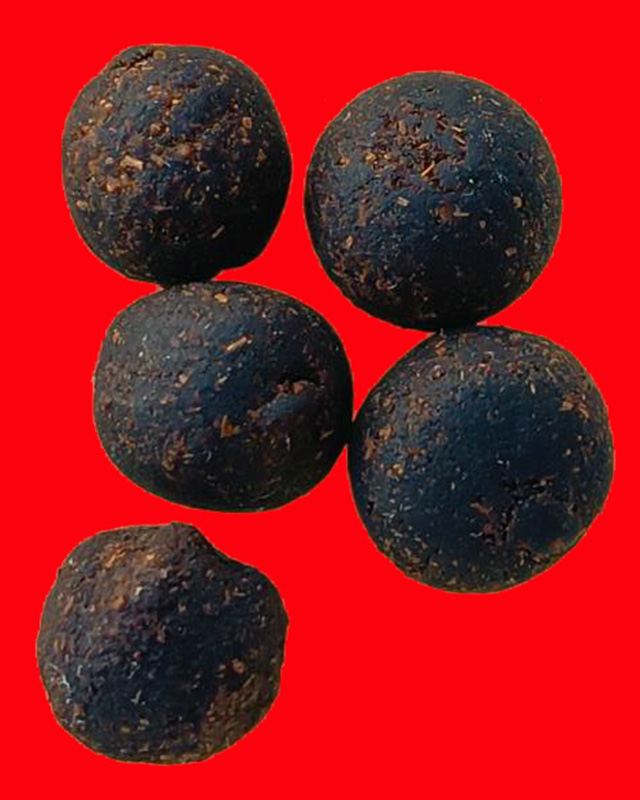 พร้อมกัน 5 เม็ด ลูกอมผงยาวาสนา หลวงปู่เจือ ปิยสีโล วัดกลางบางแก้ว จ.นครปฐม ขนาดประมาณ 0.7-0.8 ซ.ม.