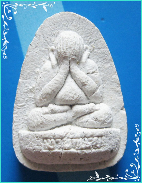 ..ลพ.นก วัดเขาบังเหย พระปิดตามหาลาภ เนื้อผงเก่าๆ หลังยันต์ สีขาว..