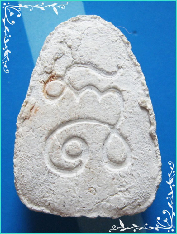 ..ลพ.นก วัดเขาบังเหย พระปิดตามหาลาภ เนื้อผงเก่าๆ หลังยันต์ สีขาว..