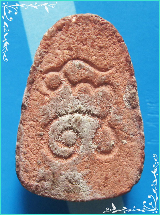 ..ลพ.นก วัดเขาบังเหย พระปิดตามหาลาภ เนื้อผงเก่าๆ หลังยันต์ สีแดง..