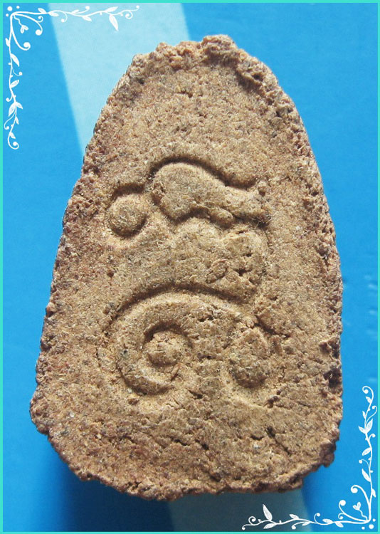 ..ลพ.นก วัดเขาบังเหย พระปิดตามหาลาภ เนื้อผงเก่าๆ หลังยันต์ สีน้ำตาล..