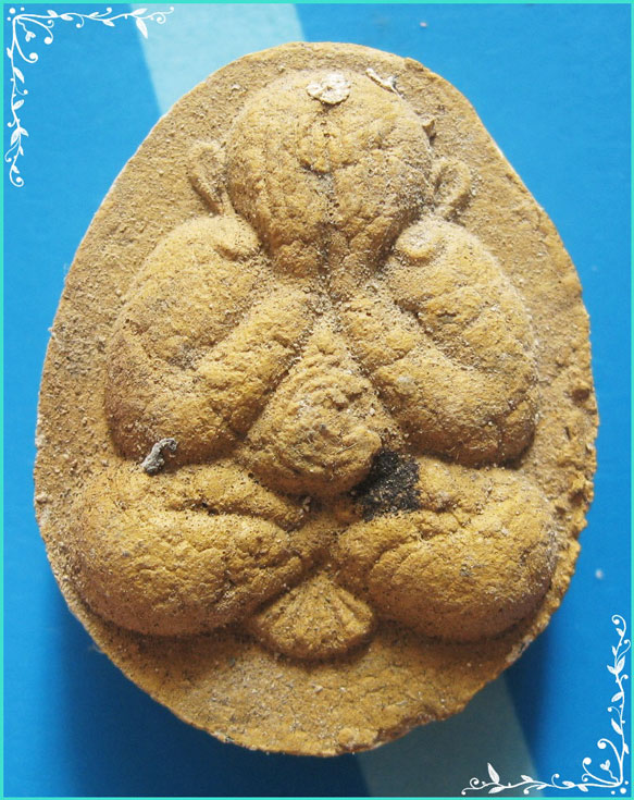 ..วัดดอนชัย ชพ. พระปิดตามหาลาภ เนื้อผงเก่าๆ หลังยันต์นอโม ปิดทอง..