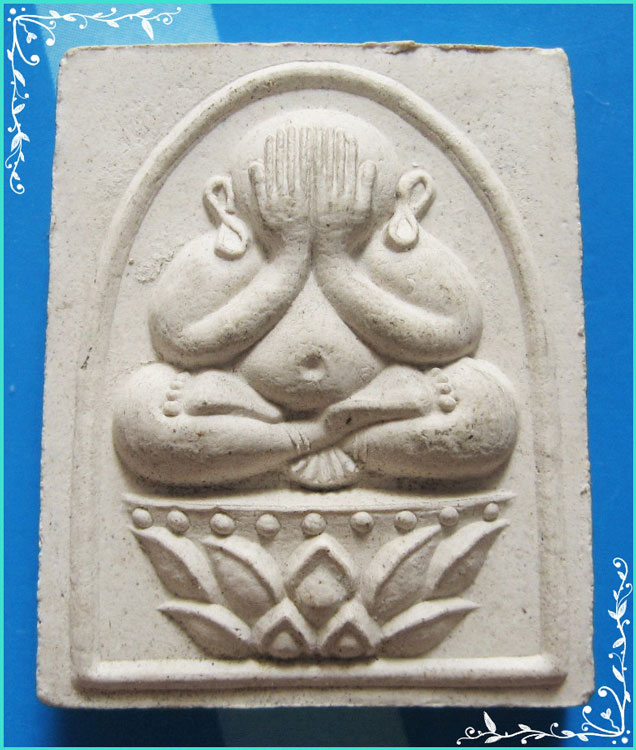 ..ลพ.สัมฤทธิ์ วัดสุวรรณ กทม พระปิดตามหาลาภรุ่นแรก พิมพ์สี่เหลี่ยม เนื้อผงเก่าๆ หลังยันต์..