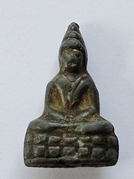 รูปหล่อพระพุทธหลวงพ่อดำฝังเขี้ยวหมาป่า วัดกุฏิ จ.ปราจีนบุรี