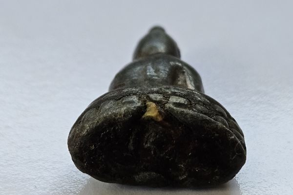 รูปหล่อพระพุทธหลวงพ่อดำฝังเขี้ยวหมาป่า วัดกุฏิ จ.ปราจีนบุรี