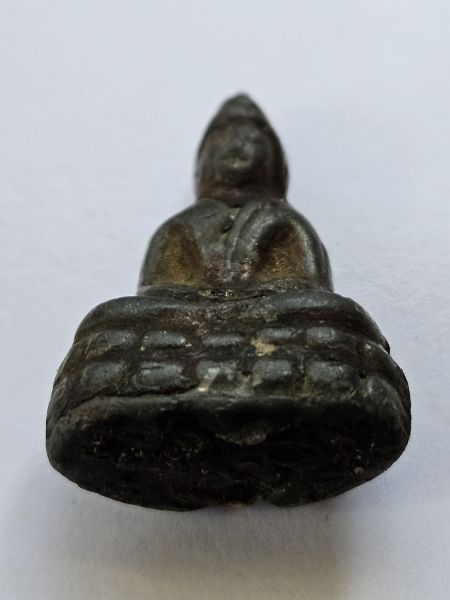 รูปหล่อพระพุทธหลวงพ่อดำฝังเขี้ยวหมาป่า วัดกุฏิ จ.ปราจีนบุรี