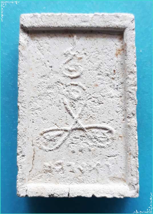 ..ลพ.บัว วัดแสวงหา พระสมเด็จ พิมพ์สามชั้น เนื้อผงเก่าๆ หลังยันต์สาม..