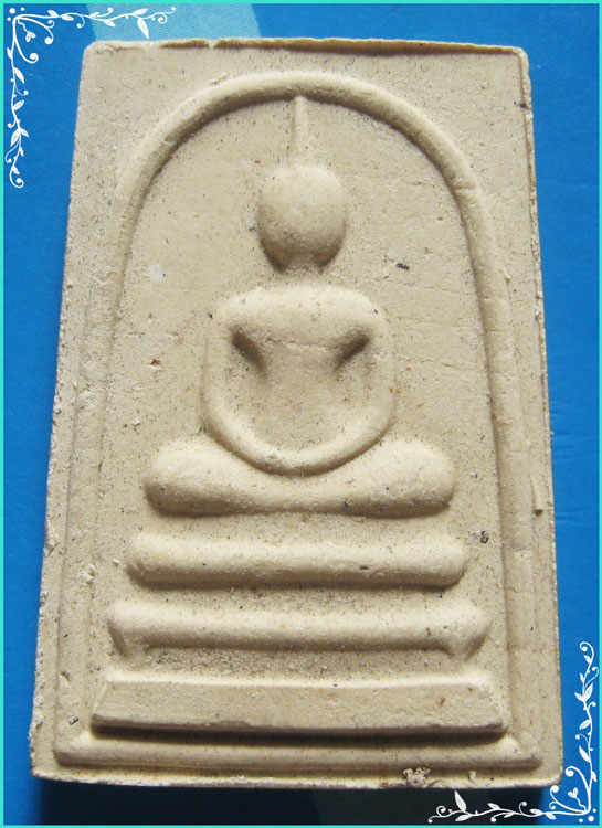 ..วัดพระแท่นดงรัง กจ. พระสมเด็จ พิมพ์สามชั้น เนื้อผงเก่าๆ หลัง พระแท่น รุ่น สถาปนา ปี 15..