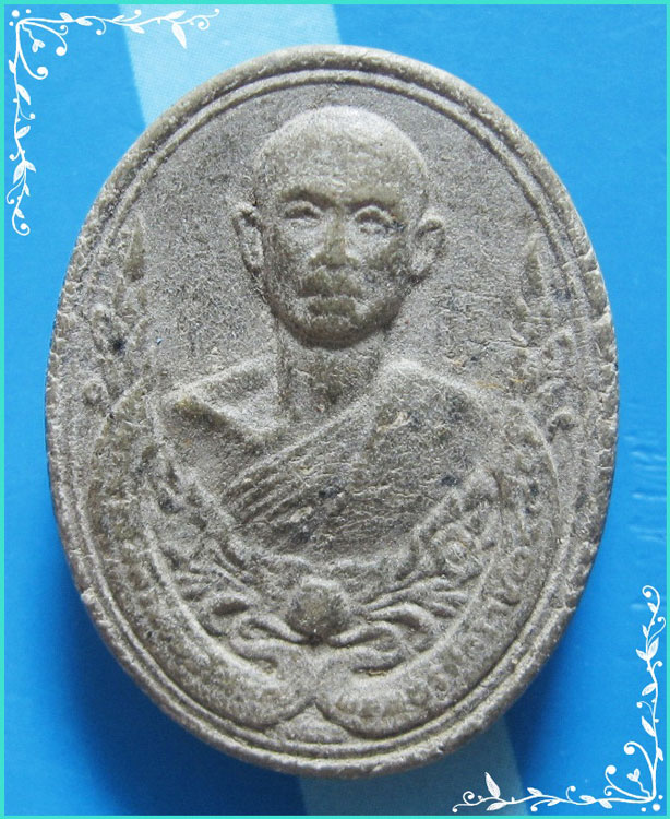 ..ลพ.ทองหล่อ วัดคันลัด พระผงรูปเหมือนรุ่นแรก ข้างโบว์ ครึ่งองค์ เนื้อผงเก่าๆ หลังยันต์..