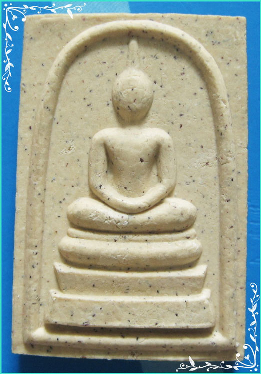 ..ลป.ชม วัดนางใน อท. พระสมเด็จ พิมพ์สามชั้น เนื้อผงเกศา หลังรูป รุ่นอายุ 90 ปี ปี 39..