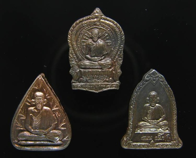 ~ เหรียญรุ่นเมตตามหาบารมี หลวงพ่อเกษม ชุดเซียนจิ๋ว 3 องค์ เนื้อนวะ ปี37 ~ 
