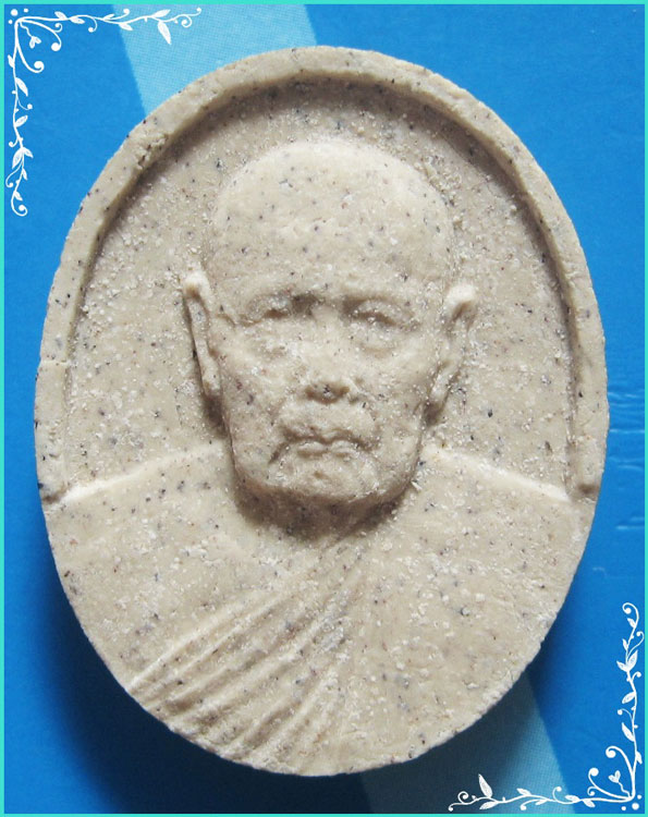 ..ลป.ปลื้ม วัดสวนหงส์ สพ. พระผงรูปเหมือน พิมพ์รูปไข่ ครึ่งองค์ เนื้อผงเก่าๆ หลังยันต์หงส์ ปี 42..