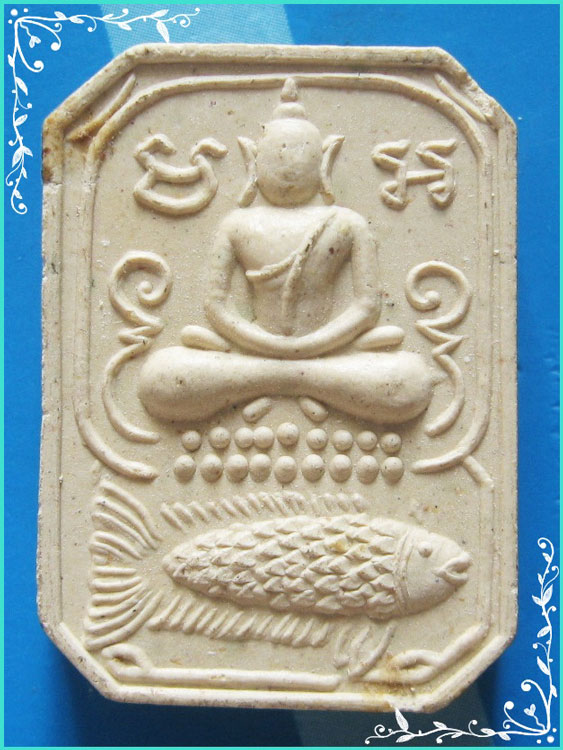 ..ลพ.ช่อ วัดฤกษ์บุญมี สพ. พระพุทธเจ้าประทับปลา เนื้อผงเก่าๆ หลังยันต์เกราะเพชร รุ่นเสาร์ห้า ปี 36..