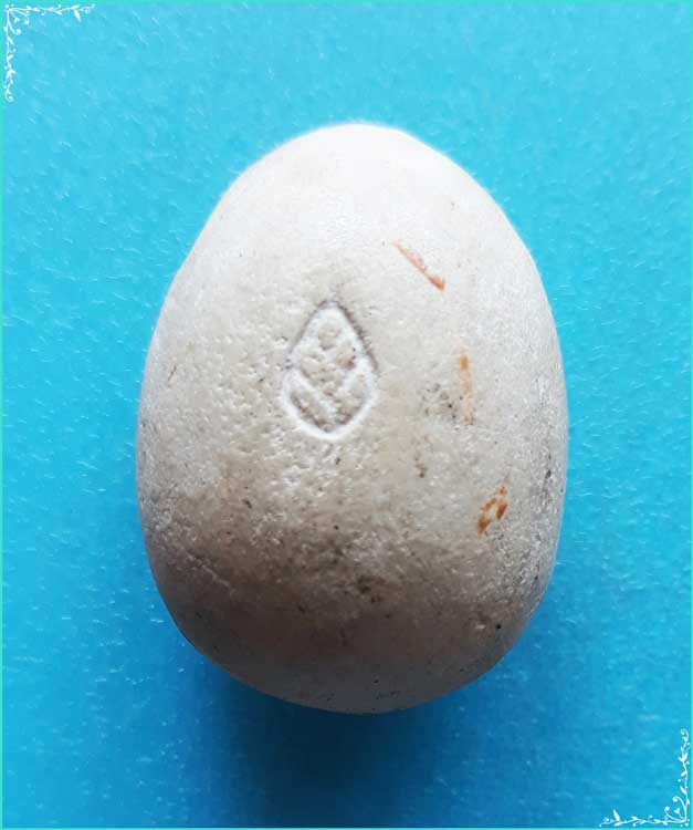 ..ลพ.สอน วัดศาลเจ้า ปท. พระปิดตามหาลาภ พิมพ์แข้งหมอน เนื้อผงเก่าๆ หลังกด ดอกบัว..