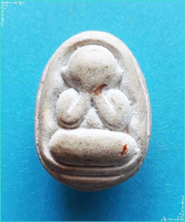 ..ลพ.สอน วัดศาลเจ้า ปท. พระปิดตามหาลาภ พิมพ์แข้งหมอน เนื้อผงเก่าๆ หลังกด ดอกบัว..