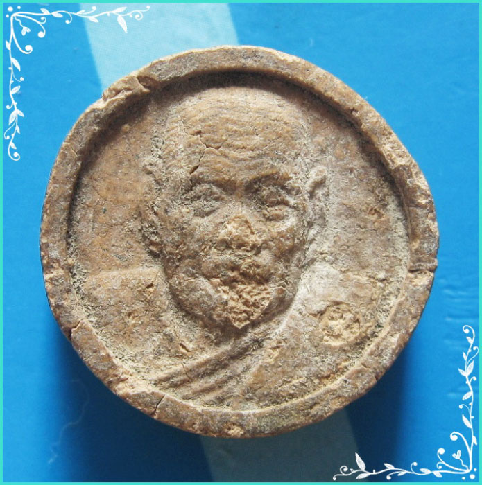 ..ลป.เต็ม วัดนิมมานรดี กทม พระผงจันทร์ลอย พิมพ์ครึ่งองค์ หลังยันต์...