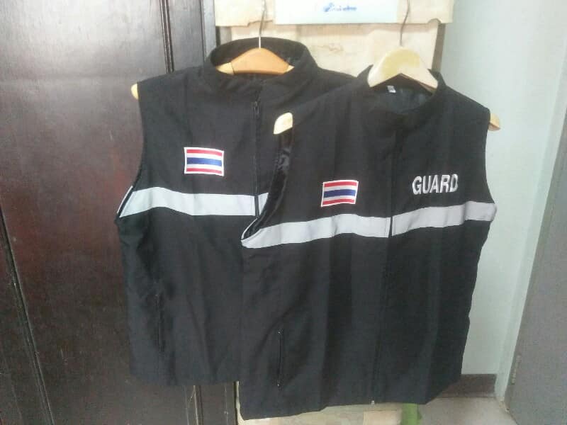 เสื้อกั๊กการ์ดสีดำ   2  ตัว 