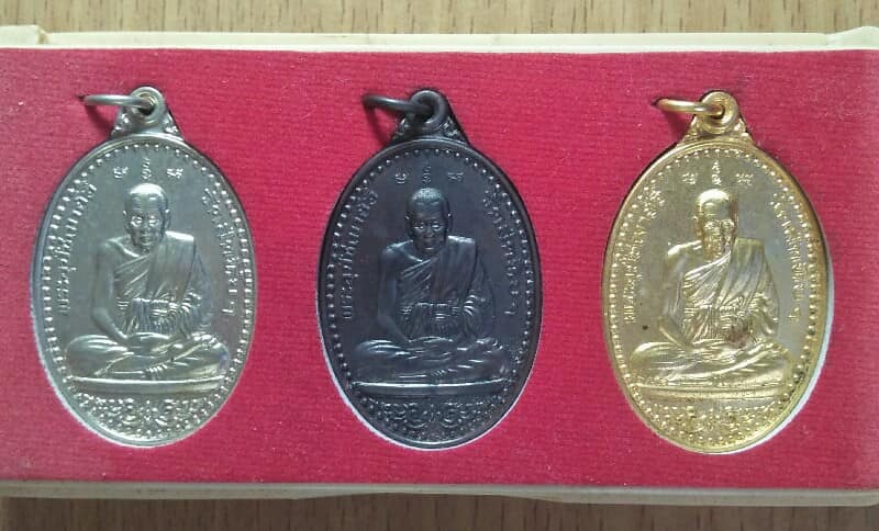 เหรียญใหญ่หลวงพ่ออี๋ วัดสัตหีบ ชลบุรี ที่ระลึกยกช่อฟ้าศาลาทรงไทย ปี๒๕๕๕  + กล่อง