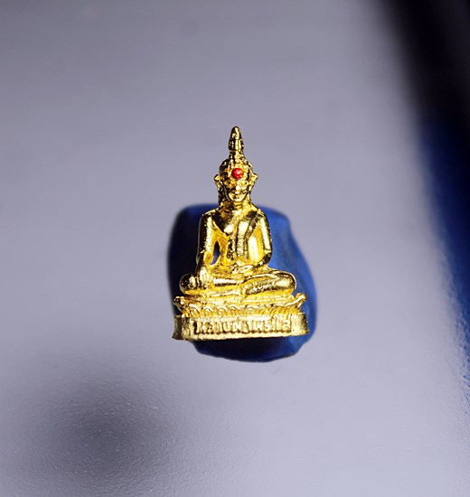 E208พระชัยวัฒน์ หลวงพ่อพระใส รุ่นเพิ่มบารมี ปี58 มีพลอย เนื้อกะไหล่ทอง สภาพสวยๆ พร้อมกล่องสวยๆ