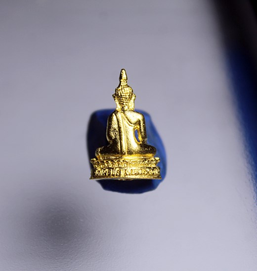 E208พระชัยวัฒน์ หลวงพ่อพระใส รุ่นเพิ่มบารมี ปี58 มีพลอย เนื้อกะไหล่ทอง สภาพสวยๆ พร้อมกล่องสวยๆ