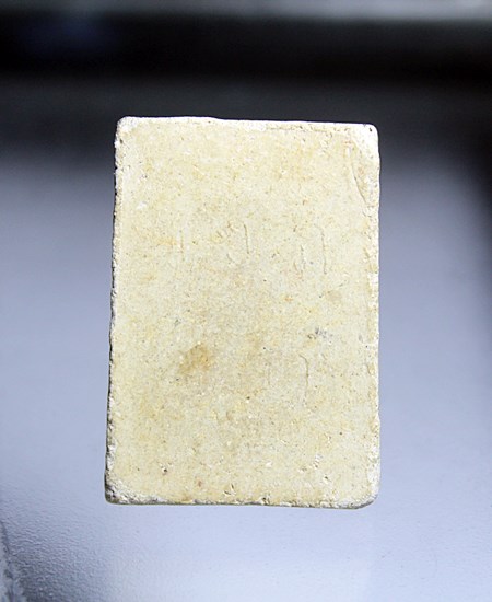 E622พระสมเด็จ พิมพ์เกศไชดย ด้านหลัง มีอักษร  ไม่ทราบที่ สภาพตามรูปครับ